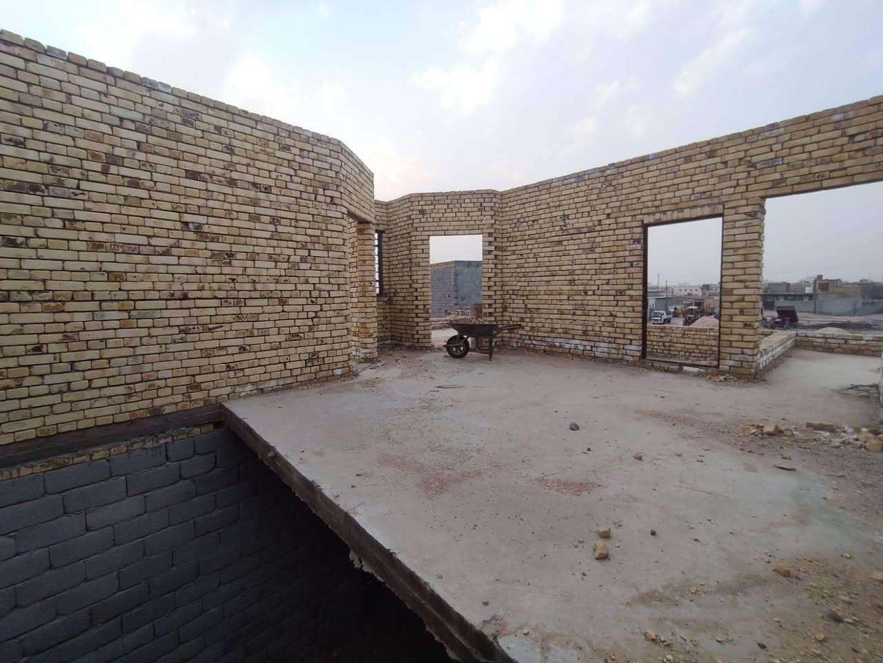 بيت يصير خلف العلوه القديمه مساحه 200 متر طابقين السعر 45 وبيه مجال مكلف بانشر نتصال ع رقم  ***********
