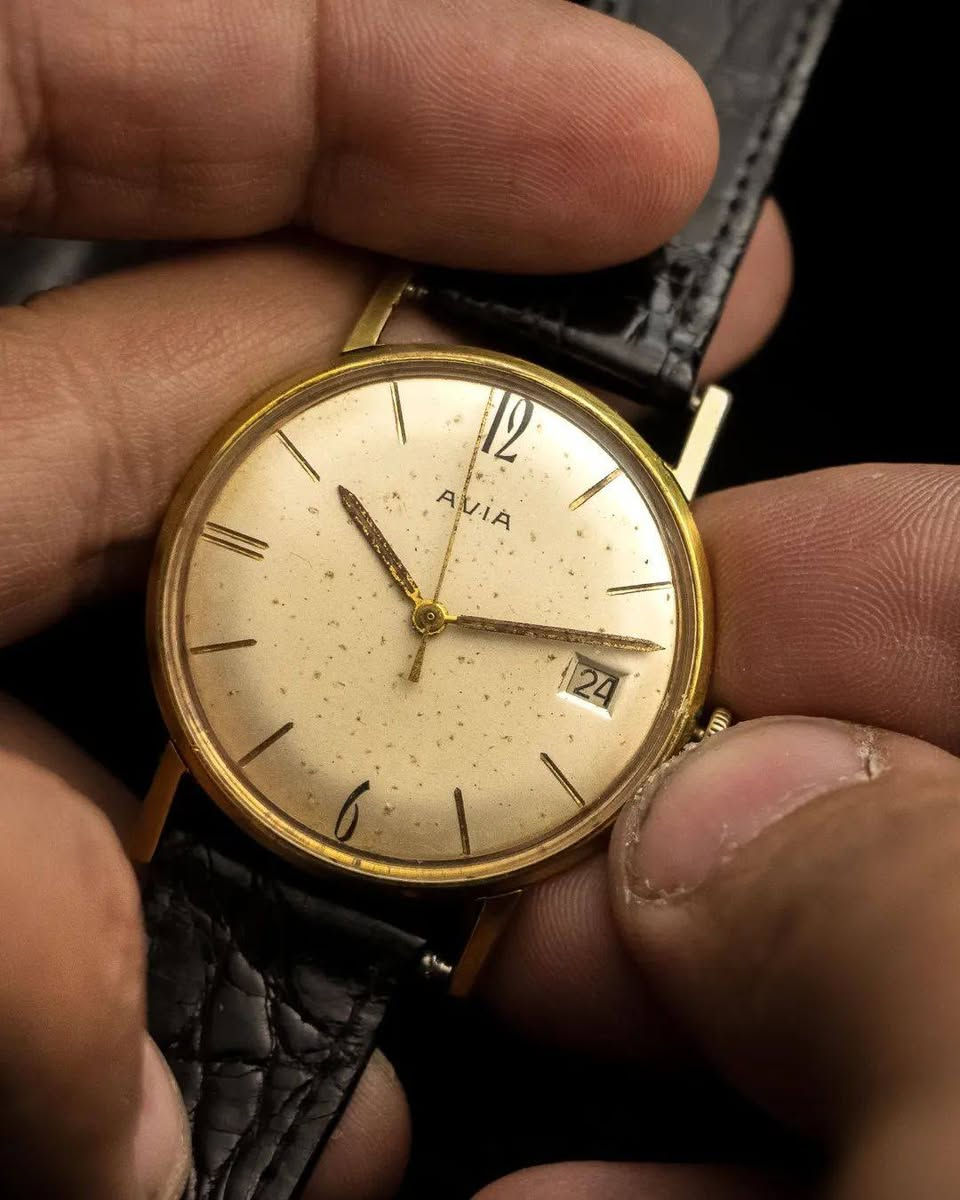 AVIA WELWYN calender 1950-1957 VINTAGE SWISS 🇨🇭
من حقبة الخمسينات من القرن العشرين أنتجت العلامه التجاريه الشهيره آڤيا أحد اجمل اصداراتها الكلاسيكية بتعقيده التاريخ 
مع عباره مكتوبه على ظهر الساعه مهداة العائله بمناسبة عيد زواجهم 21
نوعا ما تعطي طابعا تاريخيا مميزا 

🕟 ماكنه سويسريه اصليه تعمل بنظام اللف ( ميكانيك مانول) وتأتي ب 15 جوهره
🕟 تشطيب بسيط على التروس يعطي جماليه المعدن المستخدم في
 ذلك الزمن 
🕟 كيس الساعه مغلف ذهب 10k مختوم على أحد الجوانب

🕟 ميناء جميل جدا مع أثر قدم يعطي طابعا مميز لمظهر الساعه 

🕟 عقارب على شكل ( ستك ) مطليه ذهب 

🕟 نافذه لعرض التأريخ مع وقت دقيق ومضبوط

🕟 سير جلد طبيعي براند كوجي اصلي  مستبدل 

🕟 قطر الساعه 35mm مع التاج 36mm والساعه شبه قشطه

🕟 نعتذر عن ذكر السعر لتجنب الحظر 

🕟 خدمه توصيل متوفره لجميع محافظات العراق 
#اكسبلور
#ساعات_رجاليه #vintagewatch #سيكو #rolex


**إذا كنت صاحب هذا الإعلان وتريد حذفه لأي سبب، رجاءا أرسل رسالة إلى الدعم الفني**