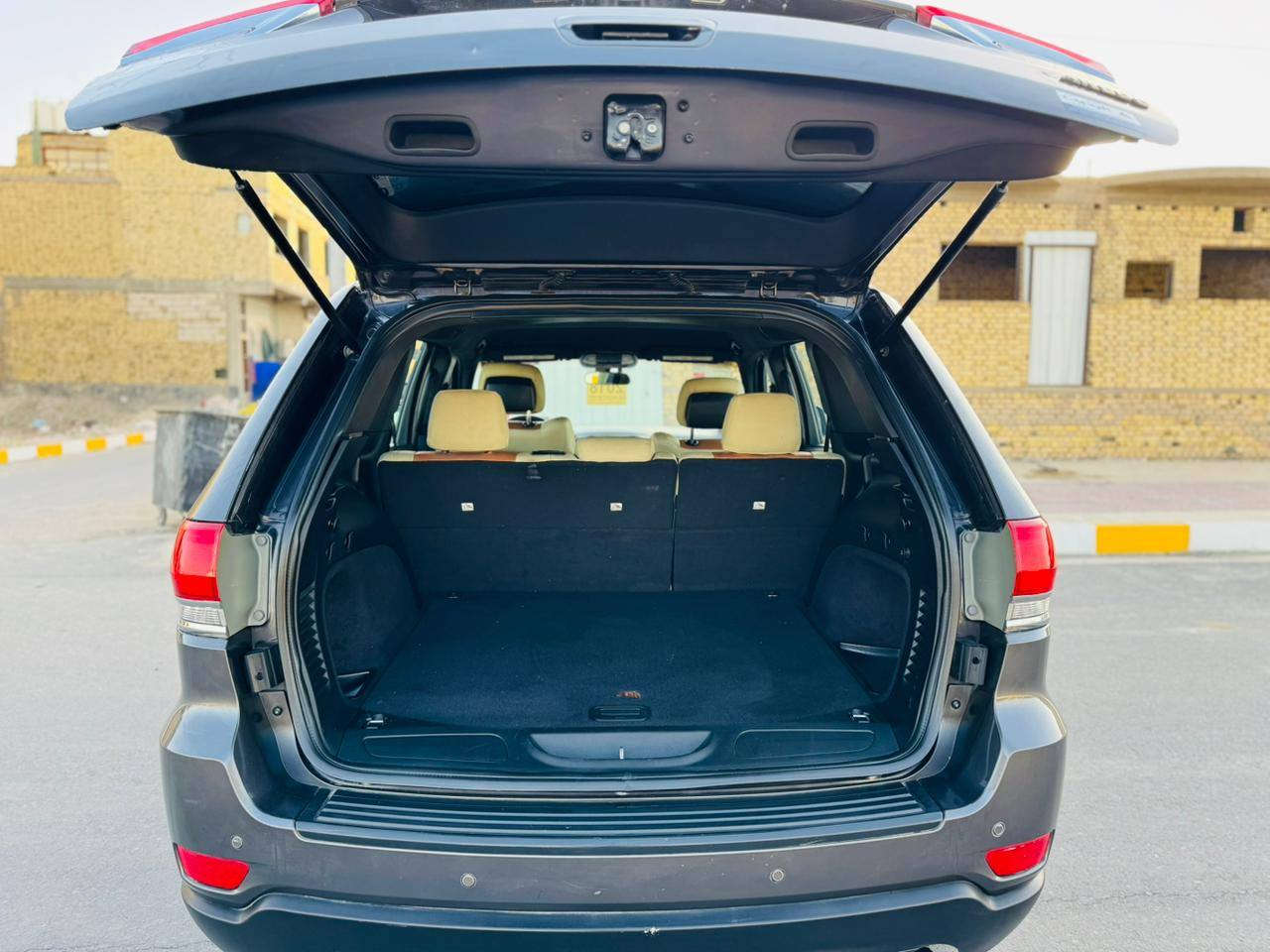 سلام عليكم جيب لاريدو موديل 2018 اصل رقم بصره حره تحويل مشروع وطني بيه جاملق وبنيد بدون ضرر داخلي موصفات السياره بصمه كشنات جلد وكهرباي بصمت باب تحكم استيرن شاشه كبيره كامره دوار يدات استيل حاجب ع لايت ماشيه 100 الف أشار ب مري دواخل لونين جاهز حداديه تبريد ثلج تخم تاير مكان السياره الناصريه مركز 185 نتصال ع رقم***********
