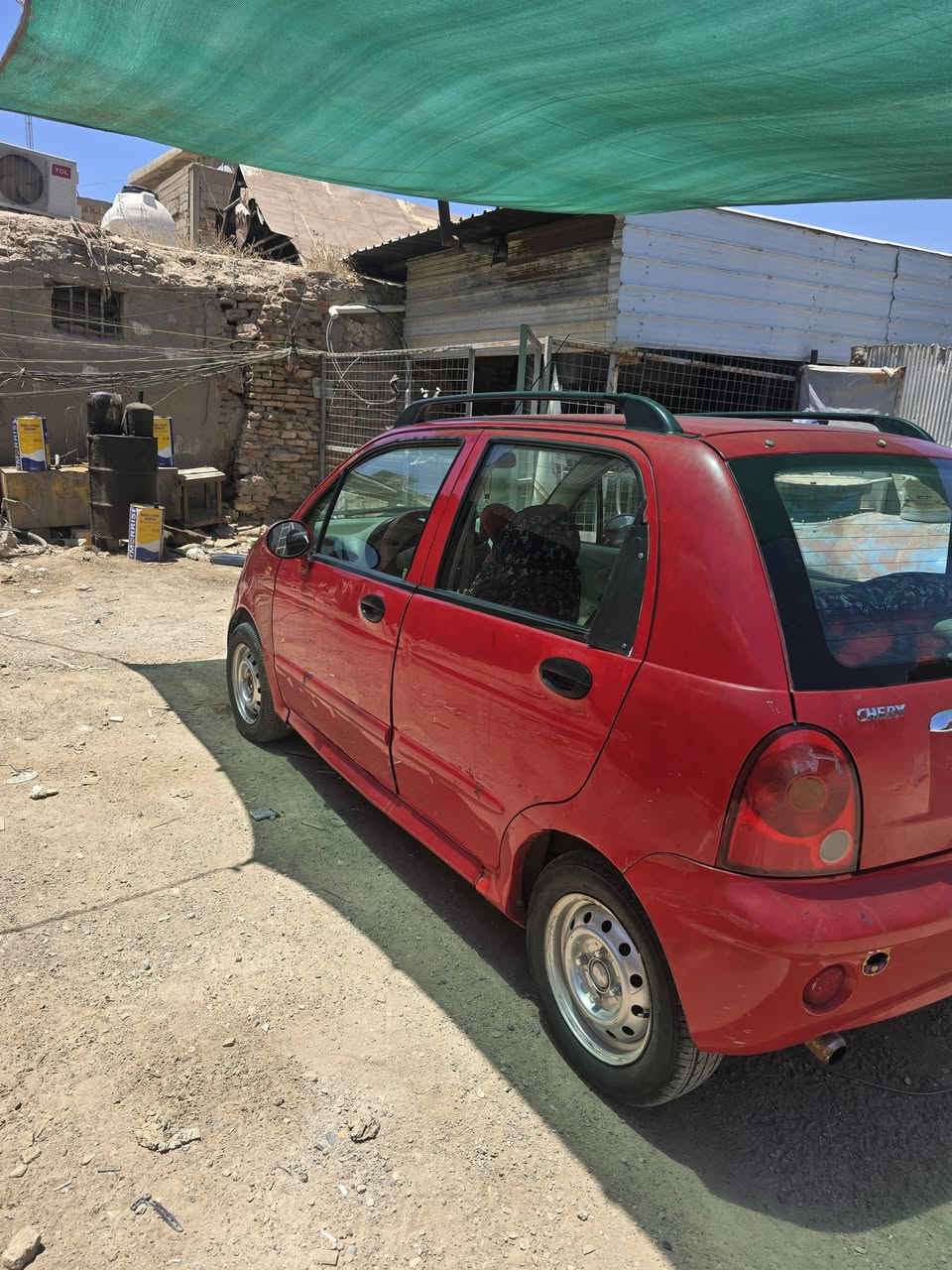 السلام عليكم سيارة شيري كيو كيو ٢٠١٢ بغداد الجديد مصفرة من الغرامات  بسمي تحويل ثاني يوم تخم تاير تدفئة تبريد سنتر لوك كير اتو ماتيك دكم السيارة جاهزة المحرك بي خيط بخار بدون صرف جاملغ الامامي مبدل والجاملغ الخلفي بي طخه بصيطه ما مصلح موضح بالصور السعر ٢٦ ورقه بيها مجال 
***********

