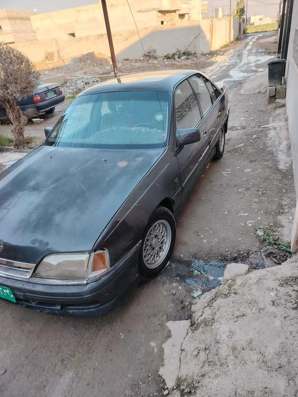 للبيع سياره اوميكا حجم 20 عنون رشيديه سعر 18 وبيه مجال رقم هاتف *********** رقم كورك 4
