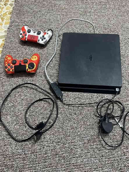 بلي فور استعمال قليل يعني جهاز نضيف 
مهكر 
500كيكه 
جوستك اصلي 
و تجاري رايدله صيانه 
تجي افحصلك هوه وتروح شرط بلي فول 
للاستفسار الاتصال *********** متوفر وتساب
