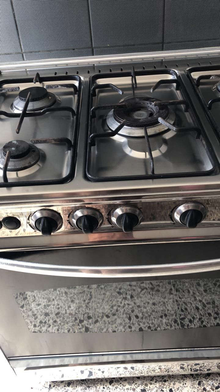 طبا خ (IDEAL) 5 شعلة بحالة ممتازة للبيع!
فرصة رائعة لاقتناء طباخ عملي وشكله أنيق لمطبخك.
الماركة: إيديال (IDEAL).
المواصفات: * 5 شعلات غاز بأحجام مختلفة لتناسب جميع القدور.
هيكل خارجي من الستانلس ستيل المقاوم للصدأ وسهل التنظيف.
فرن واسع مع باب زجاجي لمتابعة الطبخ.
غطاء علوي زجاجي لحماية الحائط من الدهون.
الحالة: نظيف جداً وشغال بالكامل (كما هو موضح في الصور).
سارع بالتواصل، الأولوية لأول مشتري جاد!
السعر على الخاص
للتواصل الاتصال ***********
