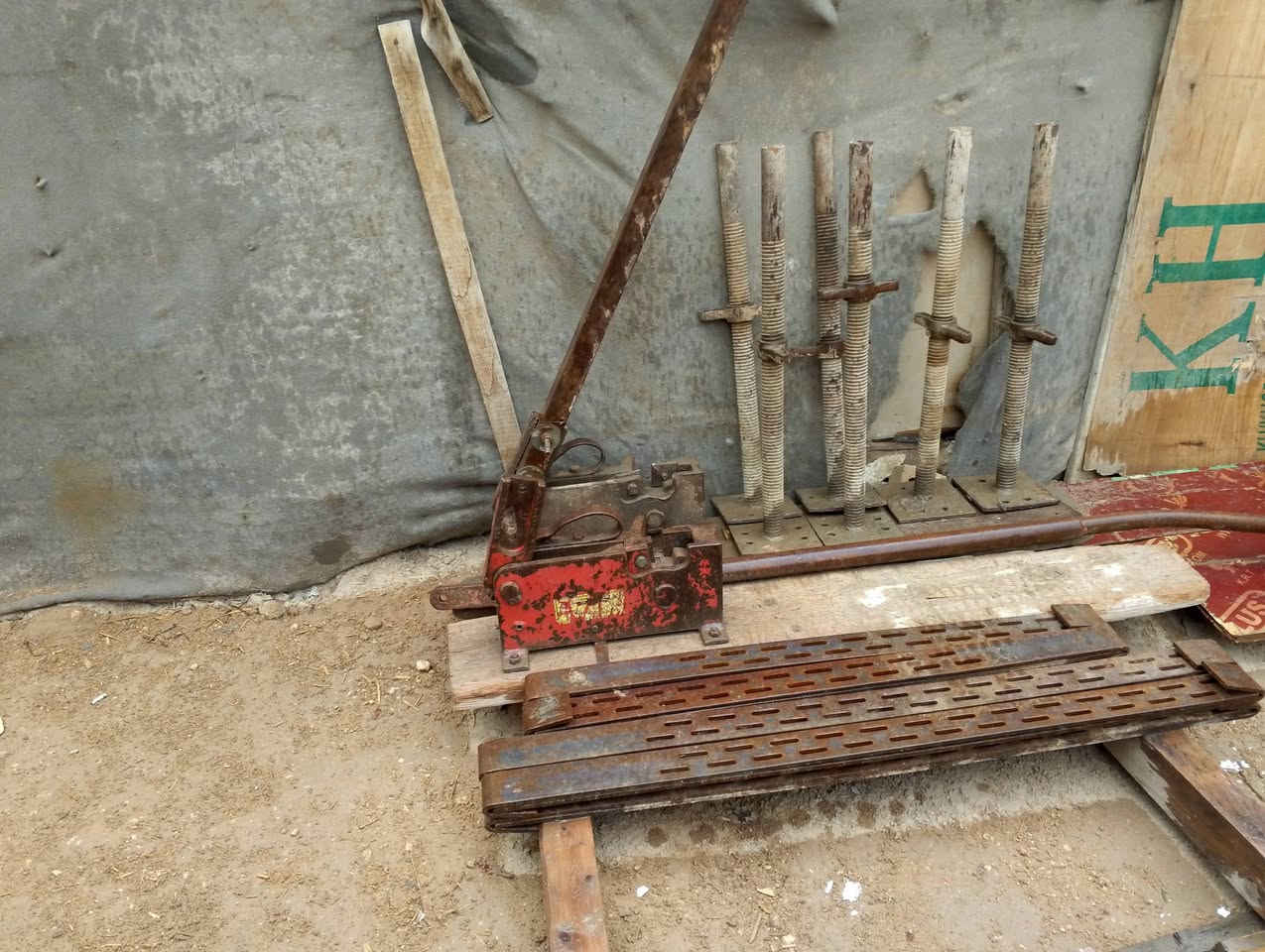 مكص حديد تسليح العدد 2 للبيع 

العنوان حله شارع 80 قرب مطعم ثابت 

الهاتف *********** - ***********
