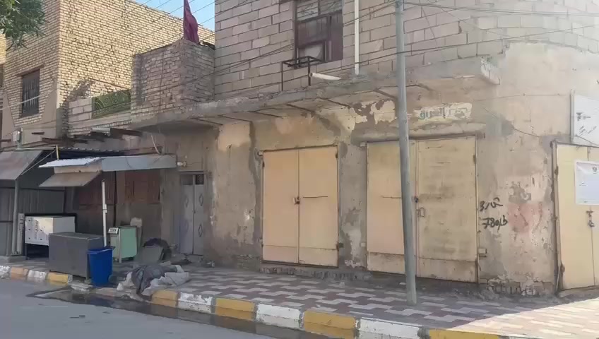 عقار تجاري مقابيل بلديه ناصريه  البيع مساحه (172م و90سم) متكون من (بيتين 2) وكل( بيت طابقين2) +محلات ستنساخ (3) محلات  وراد شهري( 3 مليون) معروض ((بزالة الشيوع بمزايده ((يوم /3/15 /2026) شهر ثالث يعني مصادف يوم احد )) باقي تفاصيل تصل ع رقم ***********
