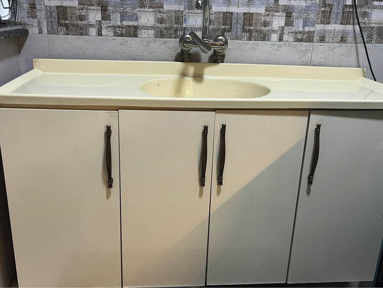 مطبخ توصاة تفصال خاص 
ملحق متكون مِـن ٦ ابواب 
كاونتر اربع ابواب + مجرات ٣
سنك اربع ابواب ومرمر 
مستعمل جديد مصارله سنه يمي مابي أيــي ضرر 
السعر ٥٠٠ الف وبيه مجال 
للتواصل على الرقم 
*********** بغداد, العراق
