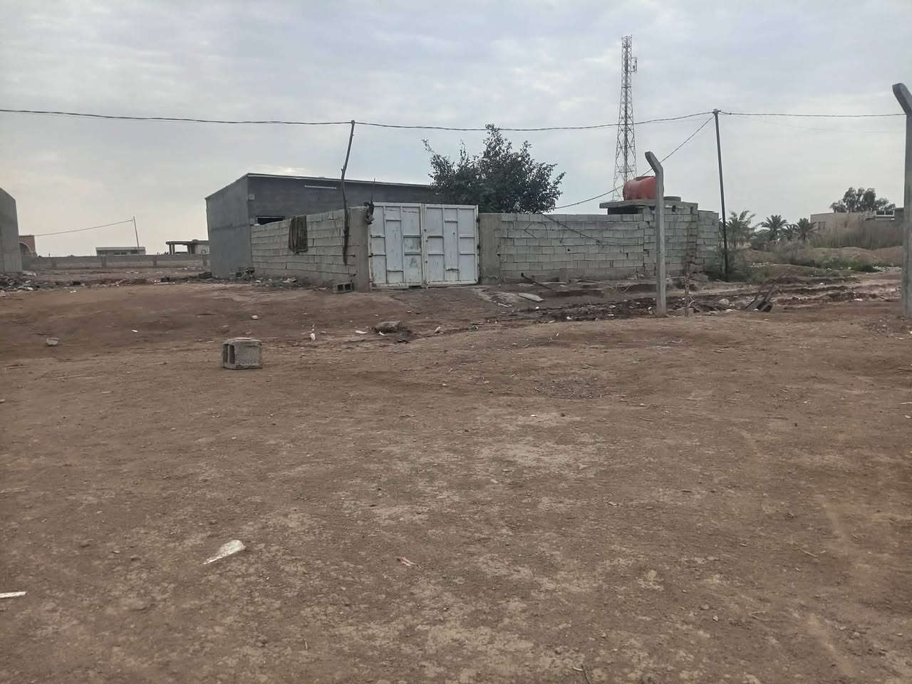 السلام عليكم دار لبيع مساحه ٢٥٠ م  رباط كونكريت
يحتوي ع غرفتين وصاله ٤ /١٠مع  حمامات وحديقه بيت مال عائله وحده مع كافه الخدمات مولد خط يبعد عن مدرسه ٢٠٠ م  / المكان صويره في قريه العزه قرب محطه شرق البصره***********
