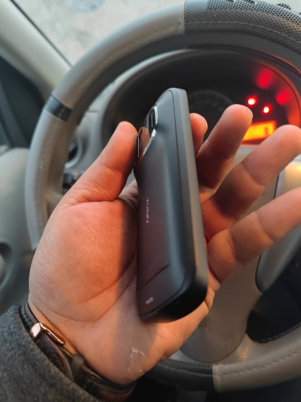 للبيع نوكيا 808 اصلي نضافه فول سخط مابيه اخو جديد مكاني البصره يوجد توصيل للمحافظات 
***********
***********
