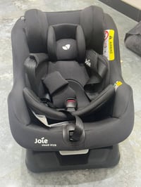 توجد اغراض طفل 1_كرسي طفل السيارة Joie Steadi R129 السعر 250 الف  2_جه...