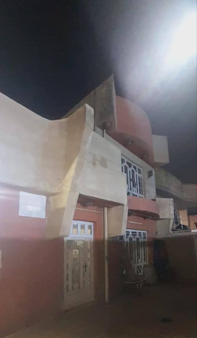 دار للبيع في منطقه شرطه خامسه فرع مدارس فرع مقابيل سوق مسكف مساحه 228 يحتوي الطابق الارضي ع صاله ومطبخ ومخزن و3 غرف نوم وخدمات سطحين وكراج طابق ثاني 3 غرف نوم وخدمات سعر 325 مليون موقع ممتاز من ناحيه خدمات ومدارس وحسينيات ومخابز والصيدليات والسوق ومركز شرطه بسم الوالده رقم هاتف ***********
