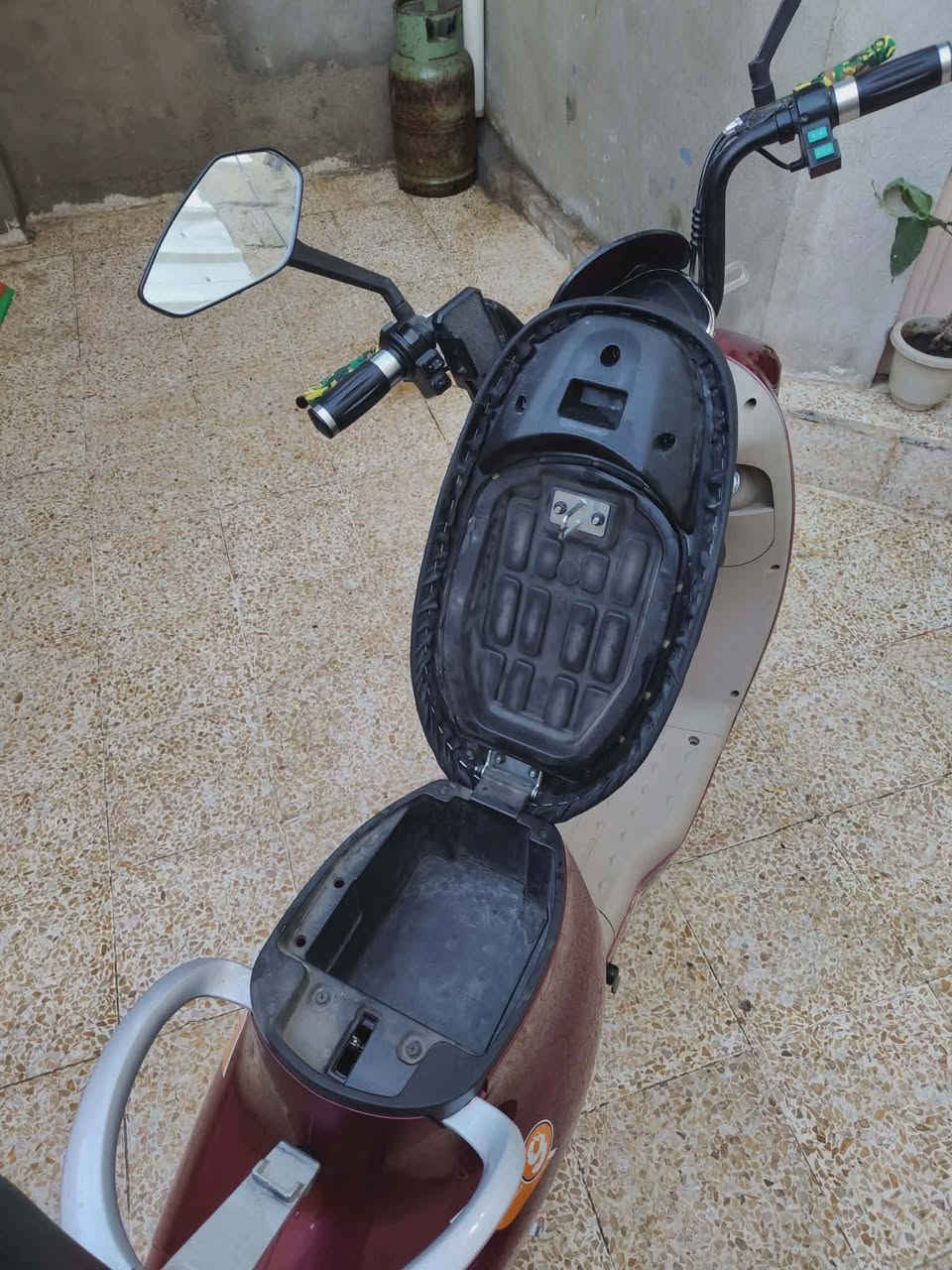 للبيع .... ماطور شحن
5 بطاريات  
 ماطور نضيف 
السعر 250
للستفسار ..*********** 
..***********
