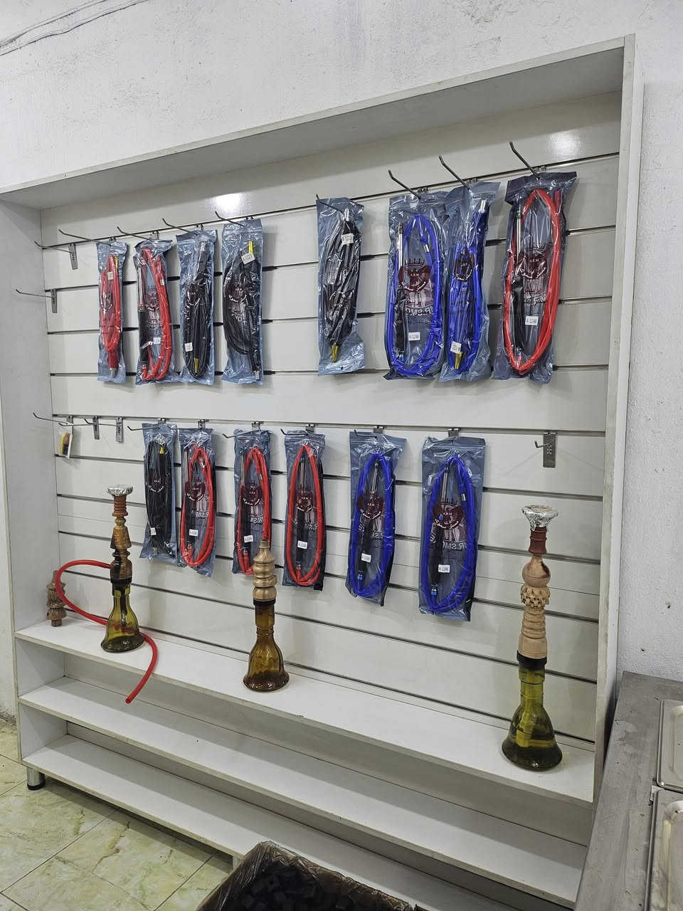 رفوف للبيع سعر خاص مكان بغداد شعب ***********
