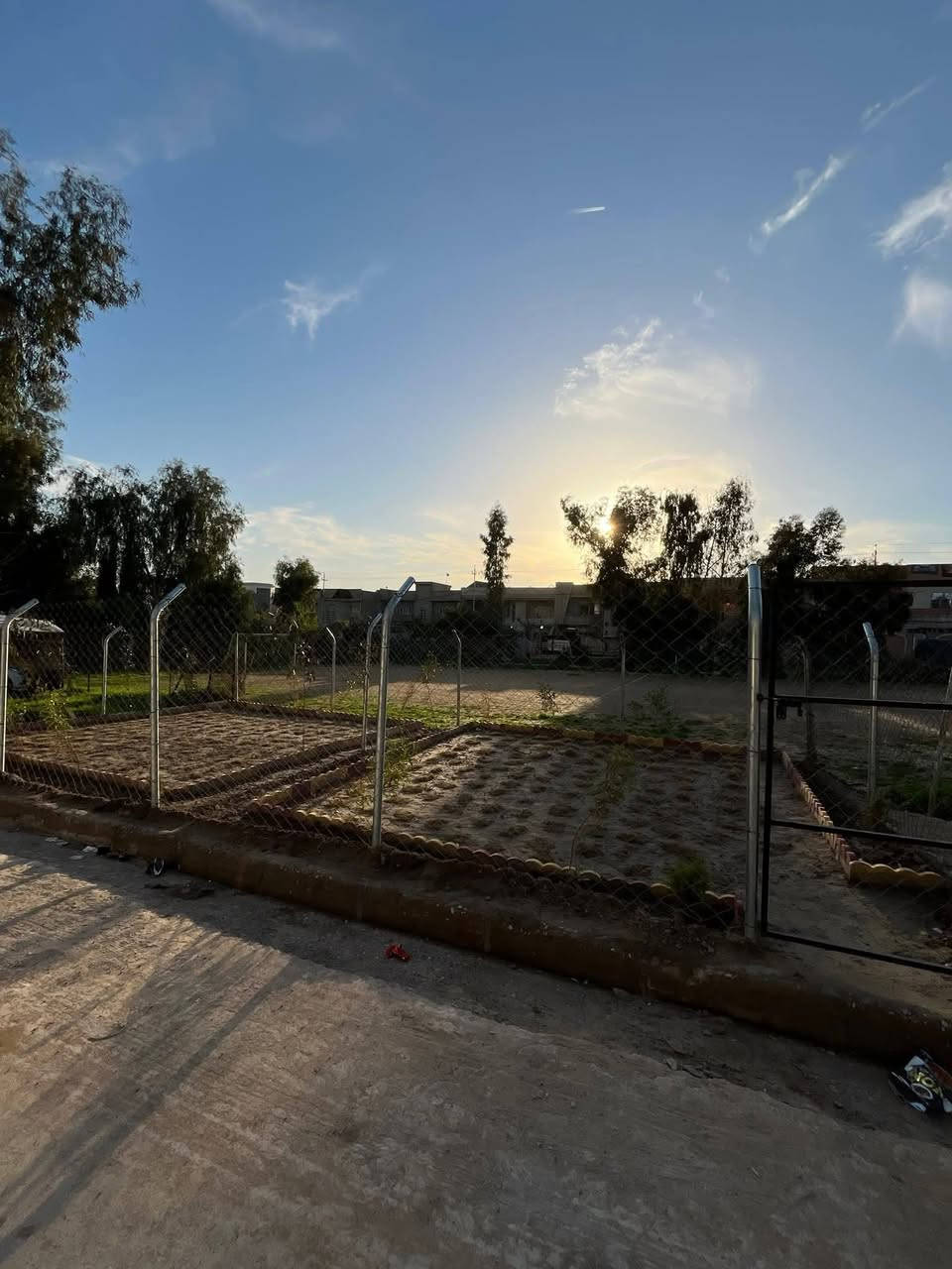 للبيع - دارين في حي الاخاء 👍
*المواصفات:*

- *المساحة:* ١٥٠ متر 🏠

- *الواجهة:* ٦ متر 🌆

- *الموقع:* حي الاخاء شارع 12 مقابيل بيت حديقه 

- *السند:* طابو زهور 📝

- *البناء:* حديث زيرو 🔥

- *التسليم:* مفتاح 🔑

*التفاصيل:*

- *طابقين:*

    - *الطابق الأول:*

        1. كراج 🚗

        2. هول 🏠

        3. استقبال 👥

        4. مطبخ 🍳

        5. صحيات 🚽

        6. مناور 🌞

        7. غرفتين نوم 🛏️

    - *الطابق الثاني:*

        1. ثلاث غرف نوم 🛏️

        2. هول 🏠

        3. صحيات 🚽

        4. سطح 🌞

*للمزيد من المعلومات:*

- *الاتصال على:* *********** أو *********** 📞

- *عنوان المكتب:* حي البكر، سايدين الكنيسة، مجاور معهد النجاح، مكتب أرض الملوك 📍
