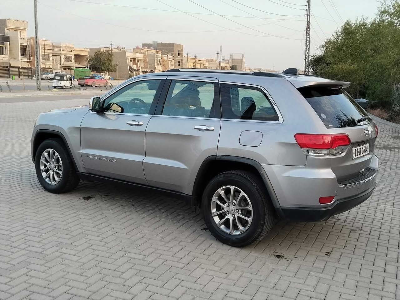 سلام عليكم للبيع 
جيب جراند 2015
 بيه صبغ جاملغ وبنيد وربع الباب 

المواصفات/لمتدد
كير طياره 
داخل جلد 
فتحه سقف 
جنطه كهرباء 
تشغيل عن بعد 
نضام ايكو  قطعتين تبريد 
كشنات كهرباء تحكمات استيرن 
مثبت سرعه شاشه جبيره 
 صدر السياره كله جديد تخم تاير جديد 
السعر/ 188$/ مكان السياره بغداد 
الاستفسار الاتصال 
***********
