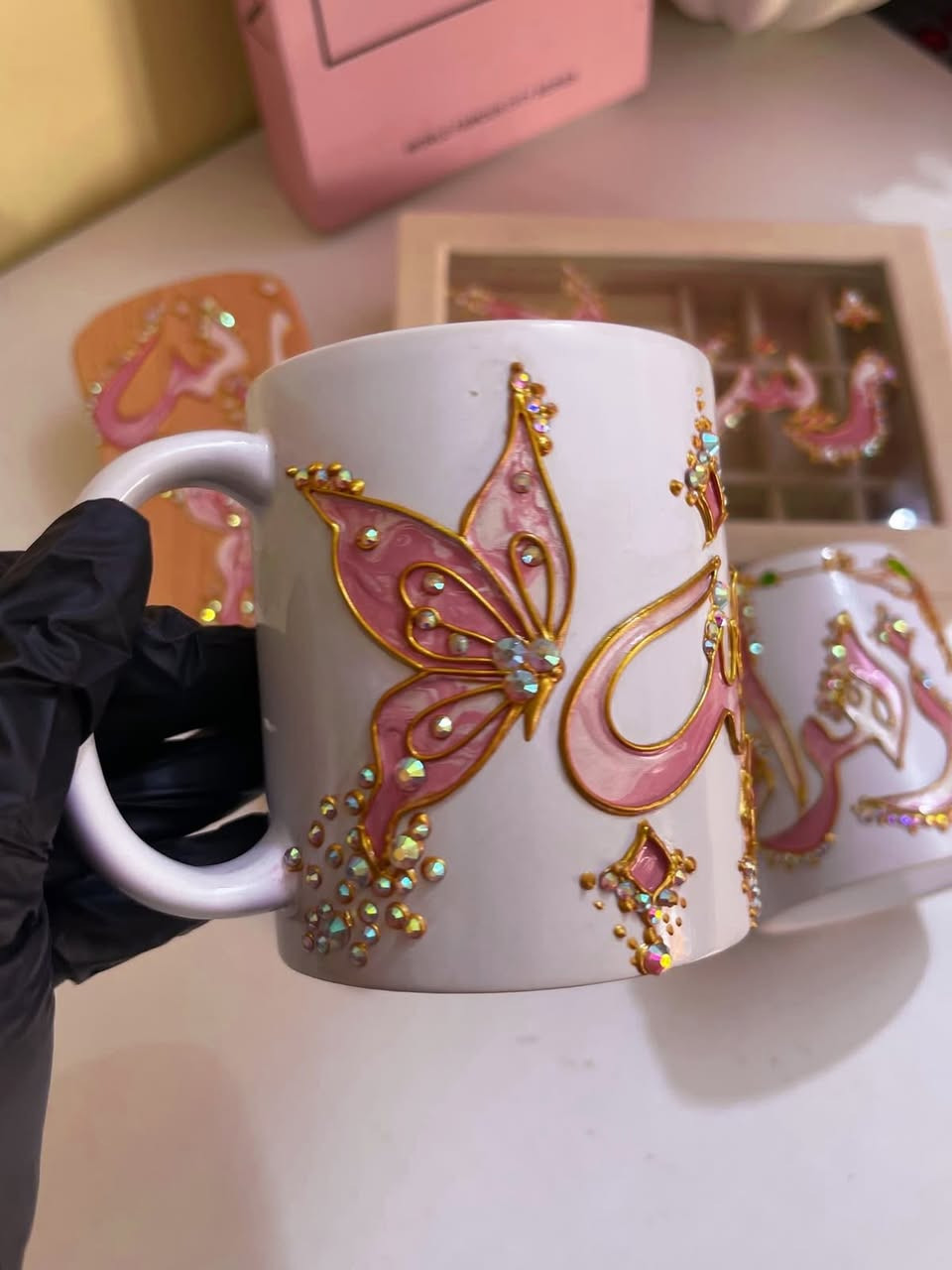"كل قطعة هي حكاية! 🎨✨
كلاصات "فراشة ستور" الفنية متوفرة الآن بتصاميم جديدة.
السعر: 3,000 دينار فقط.
متوفرة للحجز والطلب عبر الرسائل."


**إذا كنت صاحب هذا الإعلان وتريد حذفه لأي سبب، رجاءا أرسل رسالة إلى الدعم الفني**