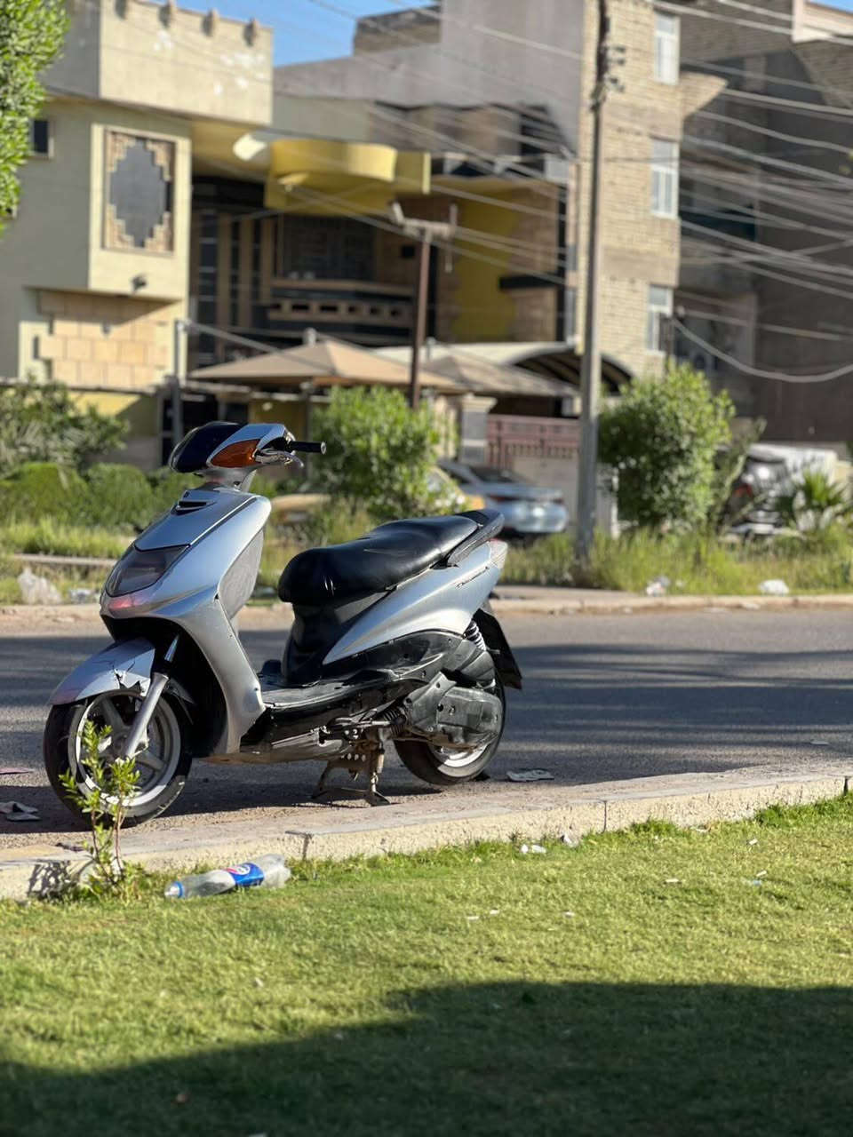السلام عليكم سكنس نثيه ياباني 110 للبيع بيه صوت قوي بل محرك بس شغاله وهندر فالت كفارت الاصليه مكان بغداد البلديات السعر 300 وبيه مجال قليل الرقم ***********
