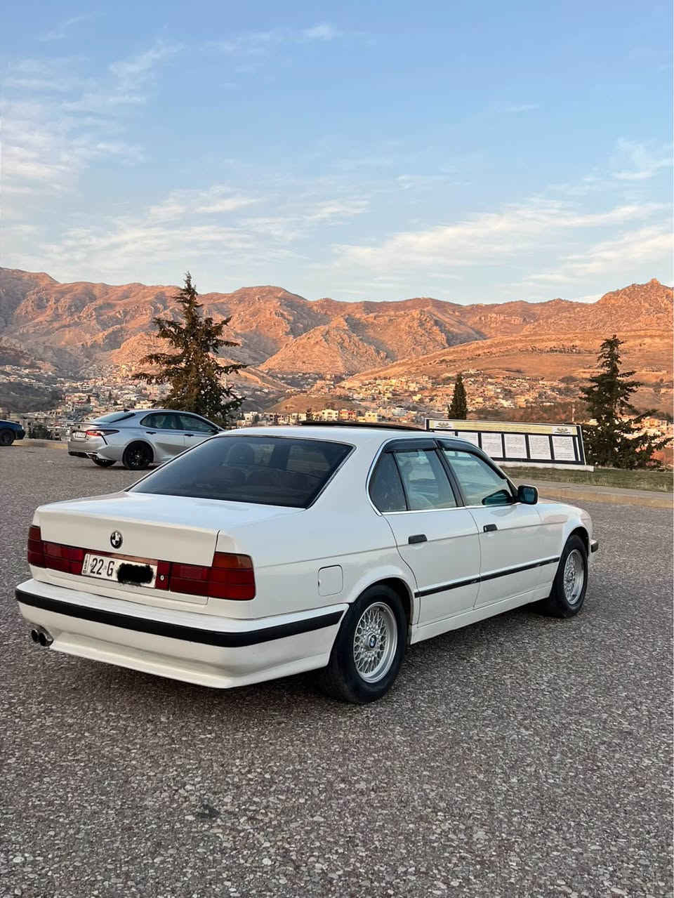 سلام عليكم 
لبيع. 
Bmw1990
520iبلادي
مسكر عدل 🔥
كير عادي
سلايد 
٢جام كهربائية 
طخم جديد 
حداديه جديد
كهرباء كل شغال
دعاميات m سبورت
طخم تايرات  ويل كب خليه جديد
رقم اربيل سنويه.جديد لحد ٢٠٢٧
تحويل مباشر 
سعر ٤٦ $ و بيها مجال. بسيط
عنوان عقرة 📍قريب موصل و اربيل
***********
***********
☎️ واتساب موجود أربيل, العراق
