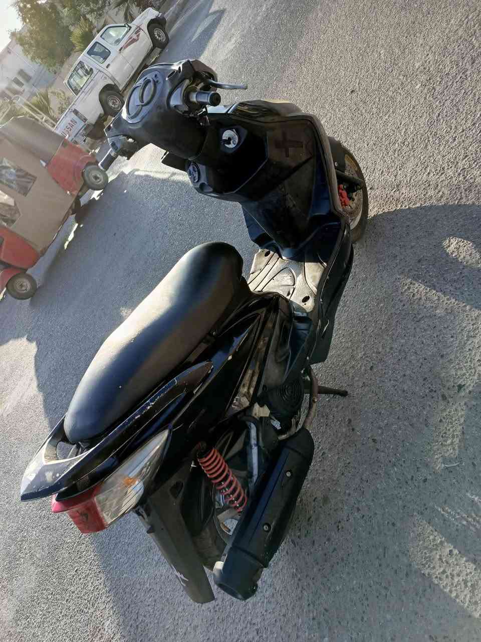 السلام عليكم سكنز فحل للبيع او مراوس بشي مرتب دراجه نوزل مكينه 58 شلعه و معدل دراجه دراجه كلشي ما بيها نقص بس العداد مال سرعه مادري فالته فيش أو عطلان مادري دراجه للبيع او مراوس مكاني بغداد ***********
