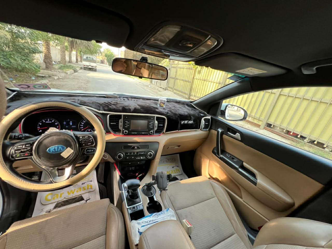 السيارة خليجي مكفولة من الضربة السيارة بيها طخات بالدعامية ممبينه يعني وشبر بالباب الخلفيه عكس اتجاه السايق بارد واقل الشبر هم السيارة مبدللها كازكيت مال شركة مالتها الكوري الاصلي مو ازبست اللي يحطوا بدلتلها الحديد الاصلي مالتها  المكينة خير من الله شغل واطلع وعندي واكعه عليها طلقه عالبنيد مصلحها ممبينه وممخترقة سطحيه ،مري شفط ،تحكم ستيرن ،كامرة ،حساسات امامية وخلفية ***********
