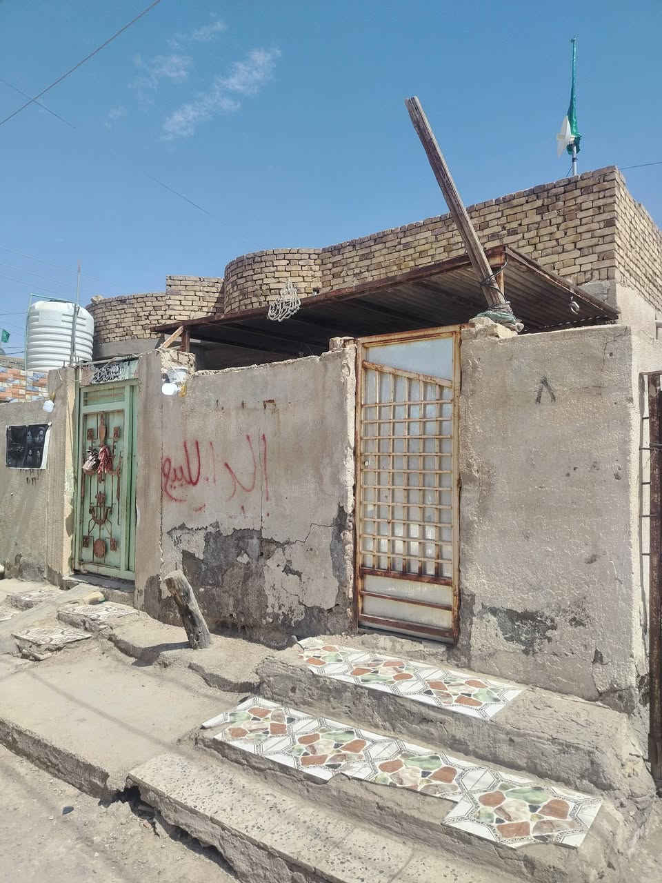 السلام عليكم
بيت للبيع

خلف ملعب الحاوي المساحة ١٧٥م

يتكون من استقبال ٧ونص في ٣ونص 

وغرف عدد ٢

ومطبخ

وصاله ٦م

وبيه منور على طول البيت 

والاستفسار على سعر اتصل ***********وبي واتساب.
