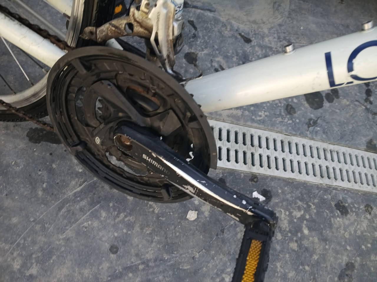 السلام عليكم
بايسكل ماركة لويس الكندي الغني عن التعريف 
مواصفات : 
فريم المنيوم خفيف جدا 
بريكات و مكينة  و غراضة كلها شيمانو اصلية و احسن فئة 
المكينة الخلفية ٧ سرعات و الامامية ٣ سرعات الجبيرة 50 سن يعني كلش سريع 
تايرات جدد 
النضافة مثل ما موضح بالصورة 
السعر : 200 الف و بيه مجال


**إذا كنت صاحب هذا الإعلان وتريد حذفه لأي سبب، رجاءا أرسل رسالة إلى الدعم الفني**