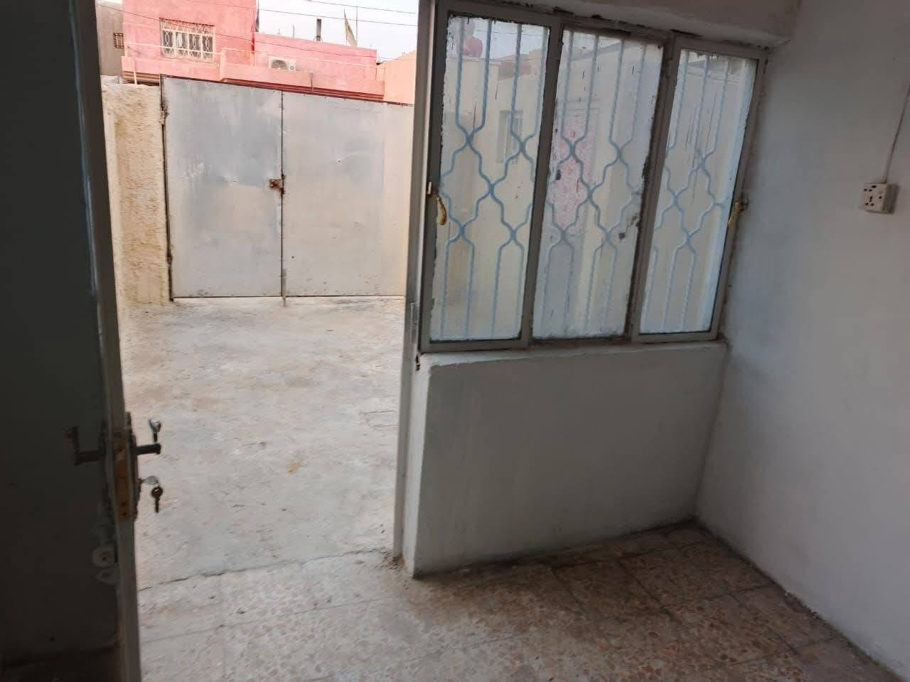 دار للايجار المساحه 100متر 
جديد ونظيف بي غرفه كبيره وهول كبير ومطبخ ومجمع صحيات 
الحله حي العسكري شارع المكاتب خلف اسواق كلشي وكلاشي
***********
