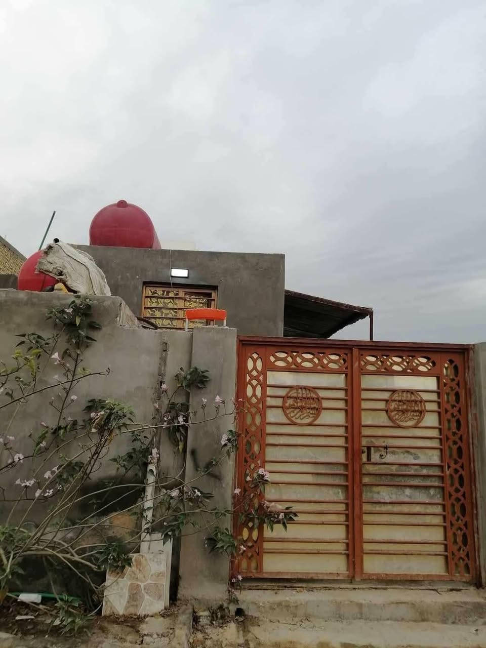 بيت للبيع تقيه ثالثه قرب مدرسه البشير قرب مجمع الروان ١٠٠ متر يحتوي على غرفه النوم صاله مطبخ واستقبال وصحيات داخليه وخارجيه البناء بلوك الاساس صب مسلح سعر ٤٠ وبي مجال منطقه مخدومه ماء مجاري كهرباء وناس زينين زراعي سند ٢٥ *********** اتصال ع رقم
