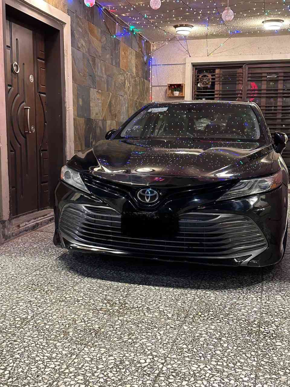 سلام عليكم
كامري وارد امريكي موديل 2018 فئة Xleفول 
المواصفات:
 • فتحة سقف بانوراما
 • مقاعد جلد كهربائية
 • دخول وتشغيل بصمة
 • شاشة وسطية + كاميرا خلفية
 • مثبت سرعة
 • تحكم بالمقود
 • مكيف ثنائي التحكم
 • حساسات
 • نظام أمان Toyota Safety Sense

السعر18800دولار وبي مجال بسيط

ملاحظه تبديل دعاميه الاماميه اصليه يعني صبغ ابلادي
رقم الهاتف ***********
الموقع اليرموك
