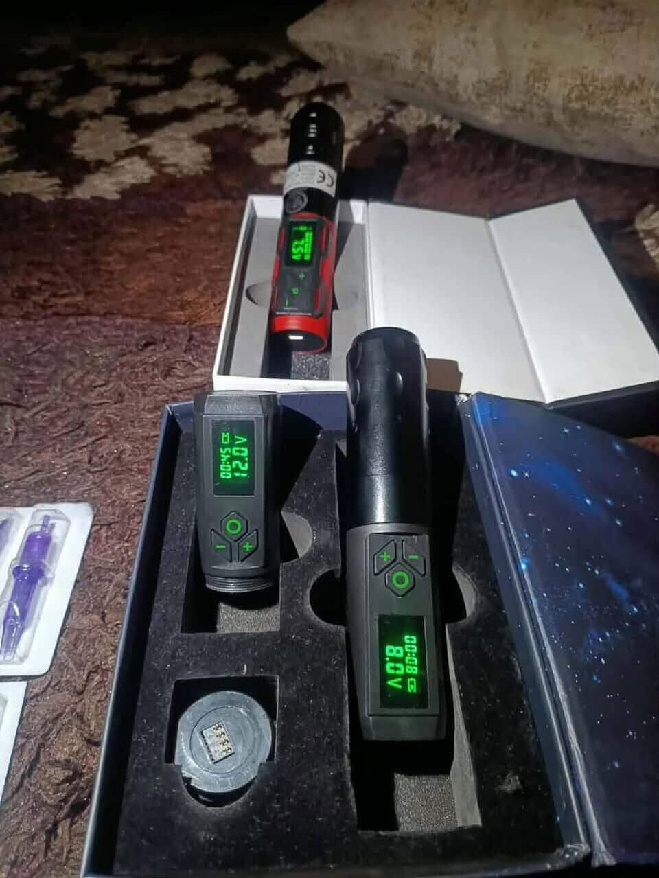 هوكين مستعملات شي قليل هوك الاحمر 5ساعات يشتغل ولهوك الاسود دبل بطاريه كل بطاريه تشتغل 3ساعات وياهن ستينصل وكبات وابر وحبار وقاعده مال كبات
قيم بل يرضي الله واخذهن واذا مو شغلتك ومو يمها لتكسر بيهن.
***********
