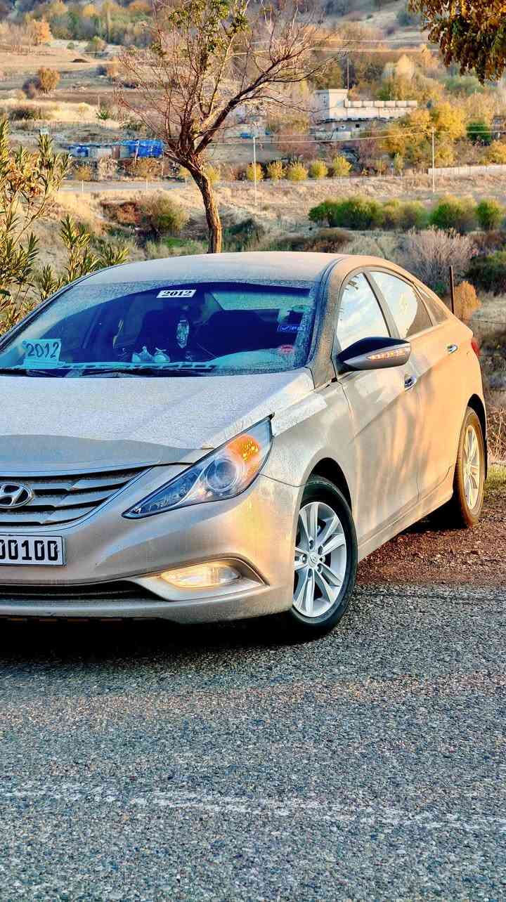 هۆندا سۆنـاتا مۆدێل 2012 بڕاوە
سەیارەکە ماڵی دۆستە هەر زۆر زۆر پاکە گێڕو مەکینەی بەشەرتی هەزار فیتەر 90هەزاری هەقیقی ڕۆشوە
مەکینەی بروغۆی نەکراوەتەوە  بەنزین زۆر زۆر کەم دەخوا 
سەیارەکە خۆم زۆر لێی ڕازیم بەشەرتی هەموشت دەیدەم

فول مواسەفاتی بێ پانۆراما
جڵد و هیتەر و ئاوێنە ئیشارەت و کارەبای شاشەو حاسە 
مەسروفی نیە ڕۆنی تازەگۆڕاوە هاترۆلیک و پاتری تازەیە
تایەکانی تازەیە کارەبای مەزبوتە  کامل جوانکاری بۆکراوە
جامی هەڵگیراوە برێک بەستراوە 

سەیارەکە هین دەستی خۆمە خزمەتم کردوە
عەزێت نەدراوە بۆکەسێک باشە هەڵیگرێت بۆماڵی خۆی
بۆهاتوجۆی ڕۆژانە سودی لێ دەبینێت بەنزین زۆر کەم دەخوات

شوێن سەیدسادق
ژم.. ***********
