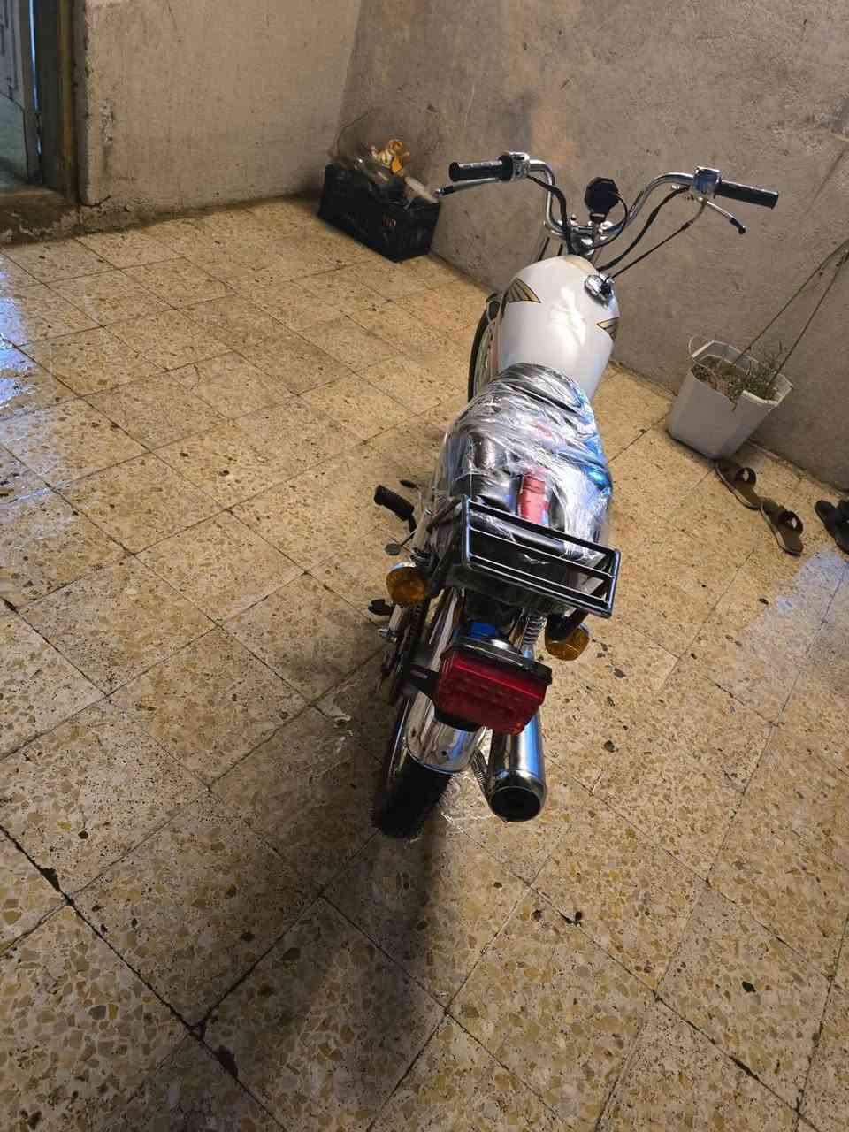 دراجه ايراني نامه الاصلي للبيع شاصي مكفول من الزلق محرك مفتوح مره وحده بوشه وبستم اصلي فقط دراجه اوراق اوراق ٧ كاملات شرط الترقيم وكيلها شركة شمس السلطان دبلات وره وكدام وتانكي باكستاني الاصلي كشن تفصال وياله وتواير نضاف كلش كهربائيات شغاله سعر 850 وبيها مجال عنوان عمارة يم الإسكان *********** اتصال او واتساب والمو شراي لا يراسل مش عليه العباس
