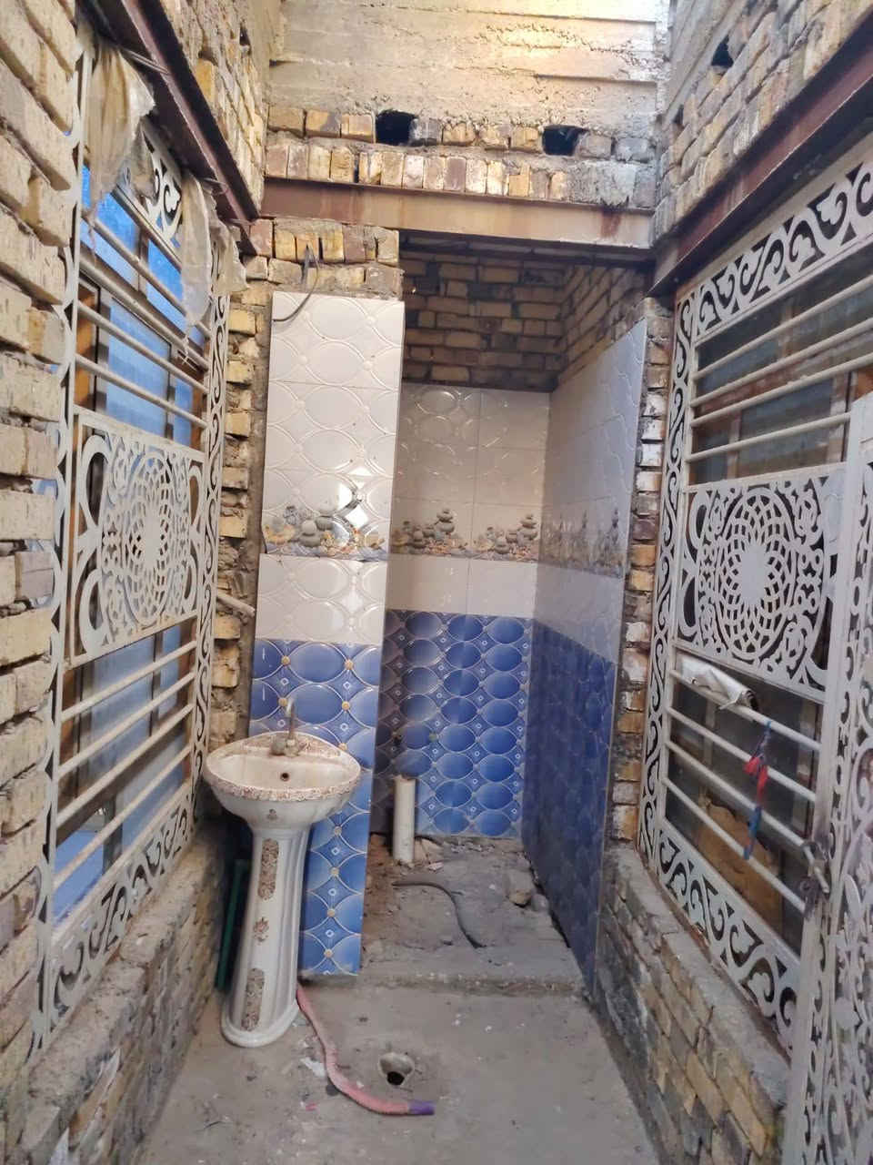 السلام عليكم
دار زراعي  في حي الجوادين نزلة سيد وحيد مساحه 200م بيت جاهز لسكن  البيت مناسب 
غرفتين وصاله ومطبخ ودوانيه وصحيات كامل
جميع الخدمات ماء تبليط كهرباء  للاستفسار الاتصال بالواتساب على الرقم *********** 
 مكلف بالنشر

