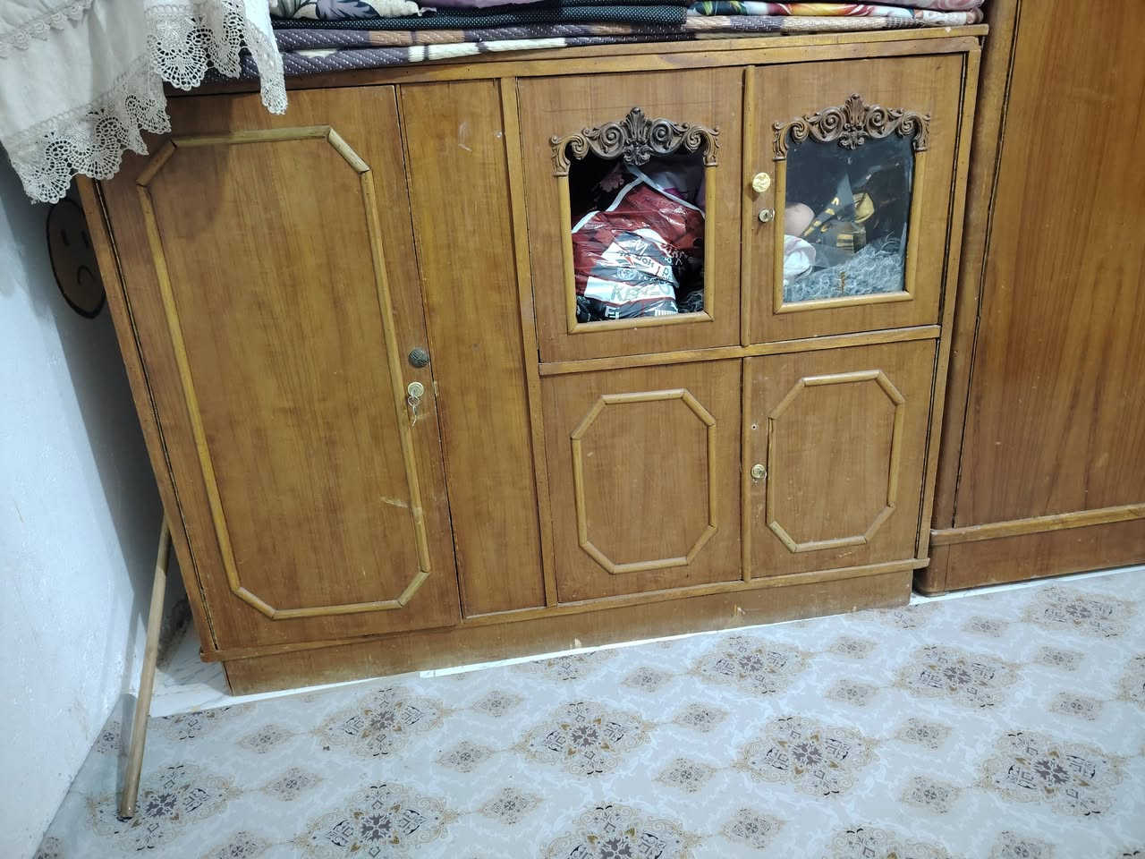 السلام عليكم بوفيه وكنتور السعر 300
***********
