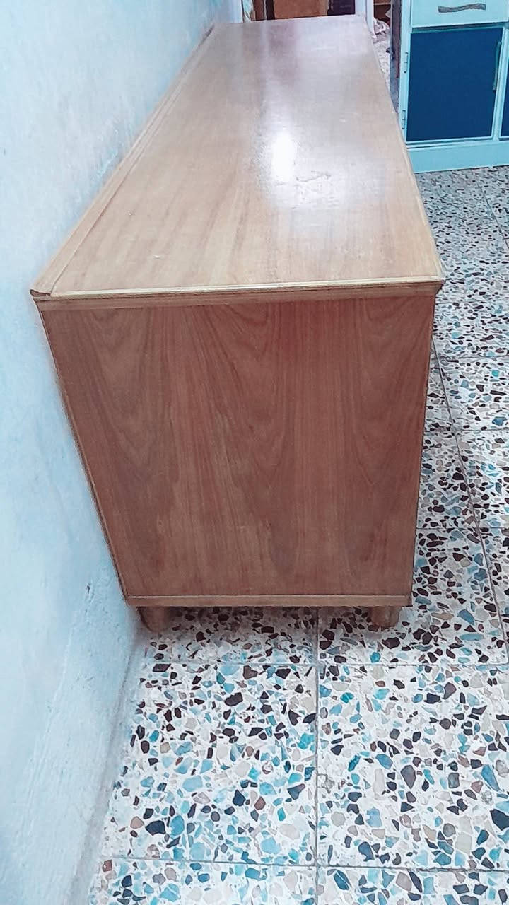 السلام عليكم عندي بوفيه للبيع سعره250 رقم الهاتف ***********
