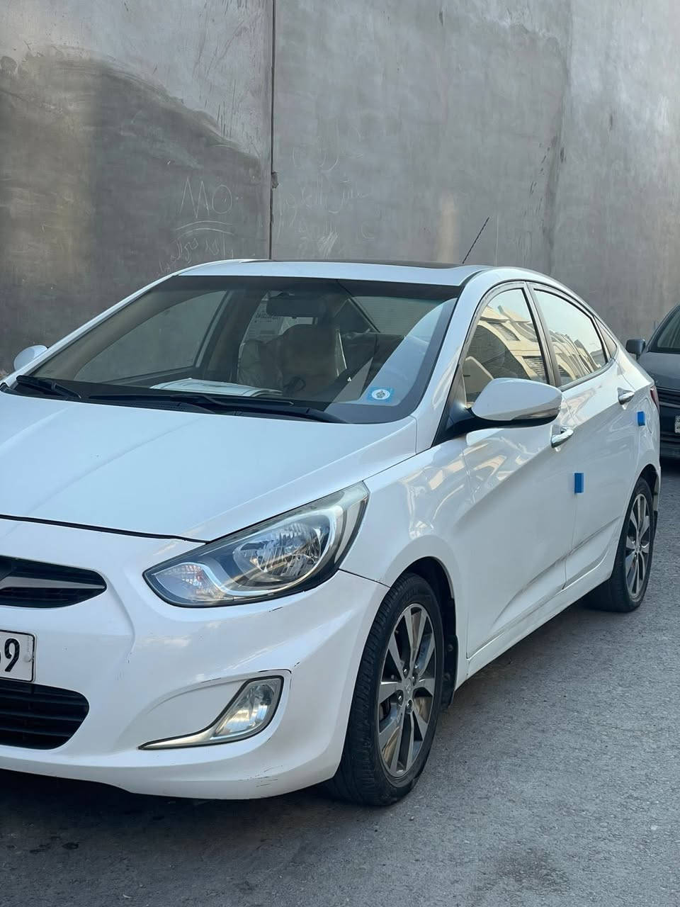 السلام عليكم اكسنت خليجي محرك ١٦٠٠ دوش موديل ٢٠١٥  باسمي السيارة رقم إنكليزي صبغ جزء من الدوسة فقط مكاني بغداد الكرخ قرب مطار بغداد الدولي الاستفسار بالرقم ***********
