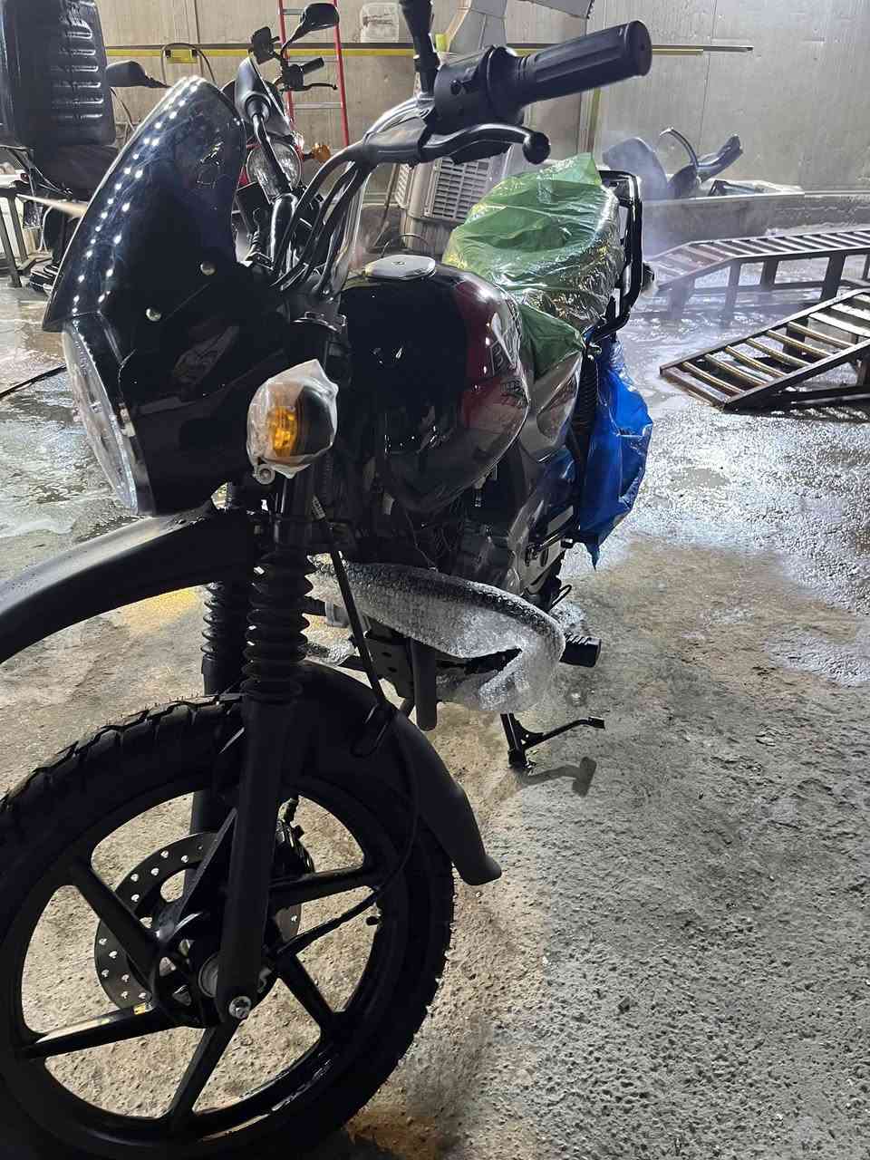 السلام عليكم شباب دراجة بوكسر زيرو صار اقل شهرين نزلتهة رقم بغداد 23 كفاله عامة ما بيهة نقص ماكاني بغداد زيونة دراجة خير من الله مامتواجد عل فيس اتصل او واتساب *********** سعر 3 ومية 🔒🔒🔒🔒🔒🔒🔒🔒🔒🔒🔒
