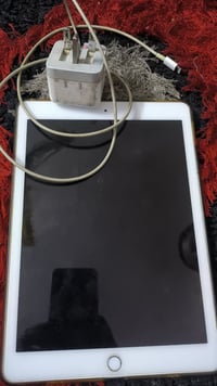 ايباد ١٠برو • ١٢٨ • شاشة ٩،٧