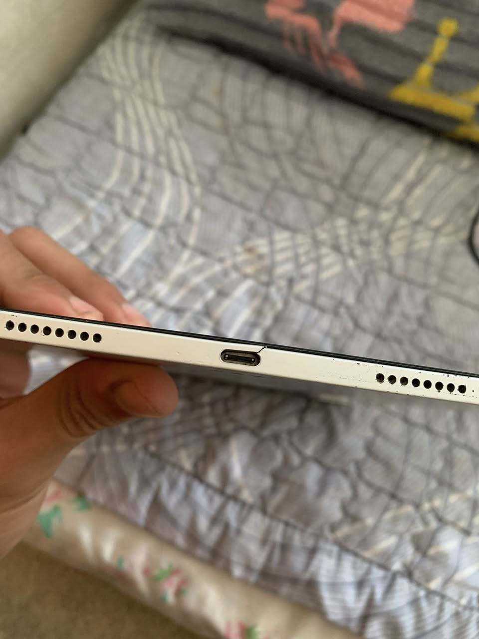 السلام عليكم ايباد 11برو موديل 2021.  معالج M1  ذاكره 128لون رصاصي  جهاز ما مبدل بي اي شي قفط هذا الكسر بالشاصي وما مأثر على الشحن وانطيك ضمان وياه هذا فريز درجه حراره سالب 7- مكاني بغداد جسر ديالى الجديد رقمي.    ***********.     .  متواجد واتساب وفيس فقط السعر 500 قفل  يرهم مراوس ويا آيفون 13برو ماكس أو 14
