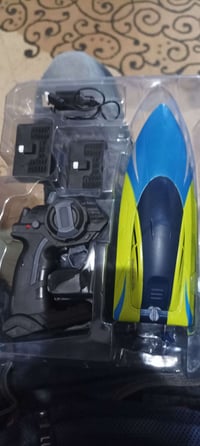 زورق ريموت • سرعة ١٥-٢٥ • مدى ٥٠-٨٠م