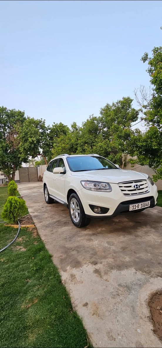 السلام عليكم سنتافيه شركه العامه خليجي موديل  2012 رقم بغداد نكليزي  بسمي  مكينه وكير مكفول 6 سلندر تخم تاير جديد تبريد 🥶 ثلج صدر امامي خلفي جديد 7راكب بيه صبغ باب السايق ول باقي اماكن قليله مثل صندوك ولباب الراكب بدون دواخل السياره مابيه نقص السعر 135 وبيه مجال العنوان بغداد الكاظميه جكوك التواصل *********** او ***********
