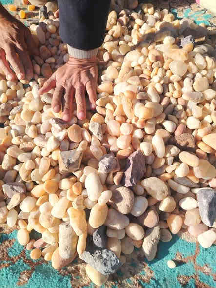 ورد عن الإمام الصادق (ع) أن من يتختم به يُعطى ثواب حج وعمرة، وأن النظر إليه يعادل النظر إلى وجه الرسول (ص) وعلي (ع) ويُبعد كيد الشياطين. ويُقال أيضًا أنه يرفع طاقة المتختم به ويعطيه هالة من الصحة والقوة الروحانية، وهو مفيد في التأمل ووضوح الذهن.  
در النجف الاصلي خامة سعر القطعة ألف دينار المكان نجف ***********
