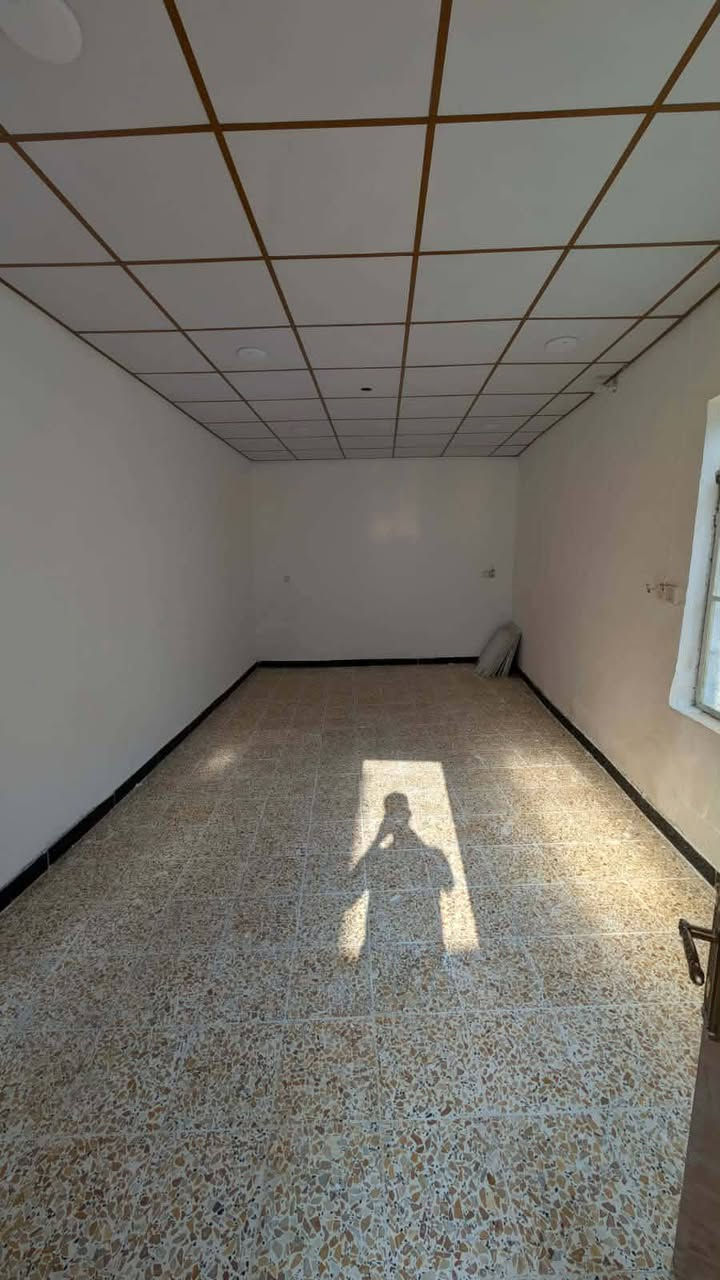 بيت بشارع الخنساء مساحه 167 بناء حديث خلف مفروشات أبو مصطفى  ايتكون الغرفتين ومطبخ وصاله وحمامات داخليه وحمامات خارجيه وبراني استقبال وحوش مفتوح
***********
