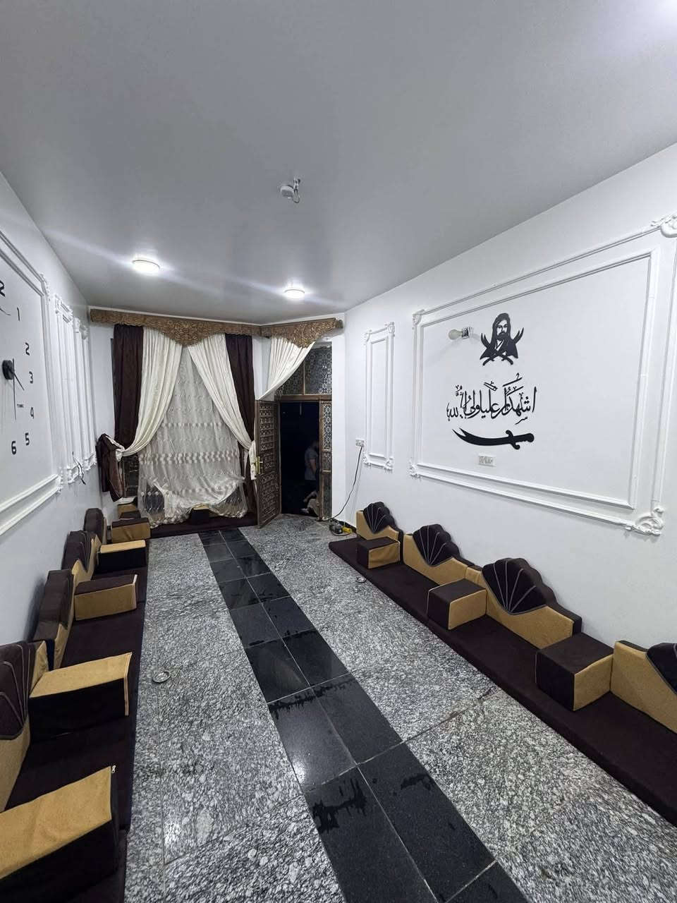 االسلام عليكم عندي بيت بحي الأمين الاولى نزله المخبز نزله مقابيل سفينه النجاه لبيع يتكون من إستقبال ومطبخ حار ومطبخ بارد وصاله وطارمه كبيرة وصحيات وحديقتين كبار عوزه بس الغرف مبني البتلو مالتهن ومدفونات يعني بس صعد الأساس كونكريت ارضيه كرانيت مساحته ٣١٥ السعر ٦٥وبي مجال لاستفسار اتصل على الرقم ***********
