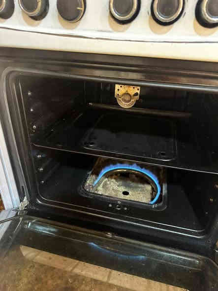 سلام عليكم متاح طباخ 4 عيون شغال كامل مع ثلاجه نظيفه اي عيب ما بيها سعرهم 160 والشراي يخابر ***********
