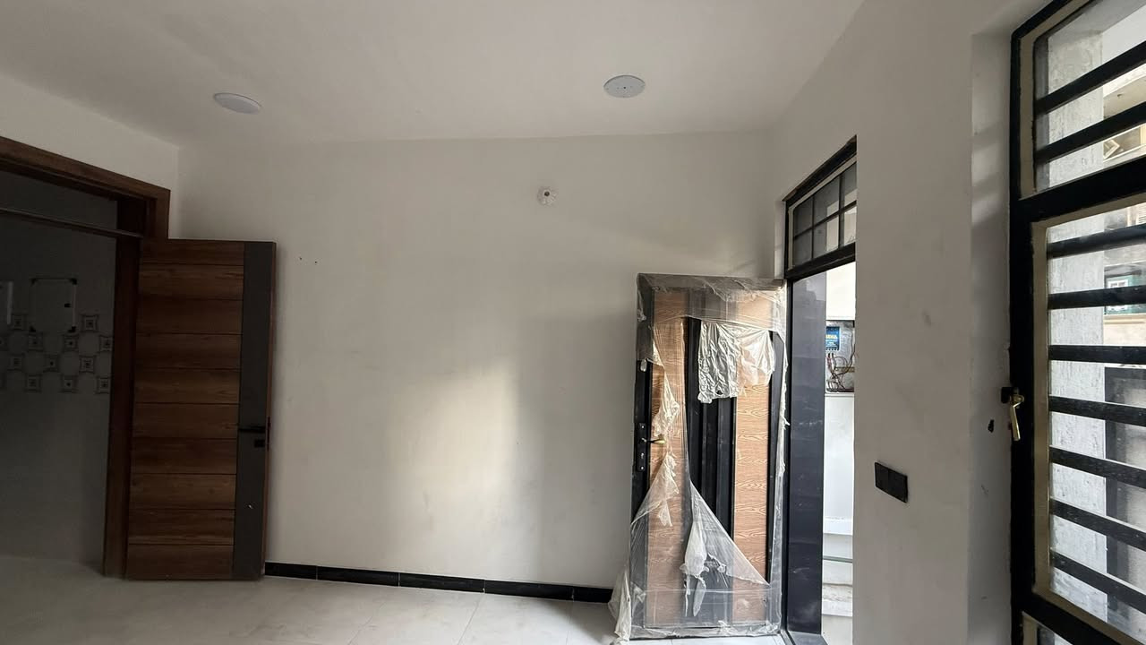 🌟دار  50متر للبيع  بناء حديث 

🌟الدار طابقين ونصف يحتوي على ثلاث غرف نوم 

وحمام 2 واحد بالطابق الارضي والثاني في الطابق الثاني

🌟نوع الملك طابو زراعي ملك صرف سند25

🌟حي البساتين شارع الشيخ منهل

للأستفسار:

  ابراهيم الكناني. ***********

حيدر الزيرجاوي. ***********
