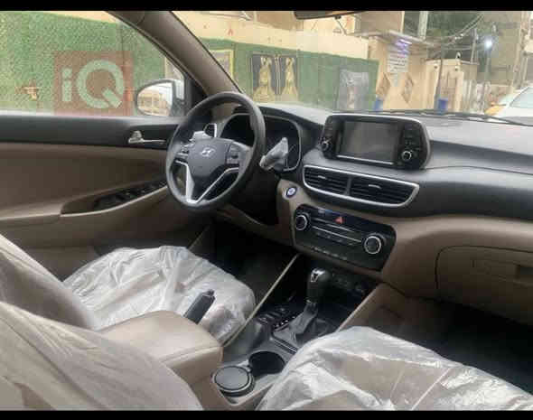 عليكم شباب
توكسان 2021
kmماشيه 52 
الموصفات 
فول عدا البنراما 
5 عدسات  
كشنات الامامي كهرباء تدفئه تبريد
قطعتين تبريد
تحكمات ستيرن 
رادار امامي 
حساسات خلفيه
كامره خلفيه 
السعر220وبيها مجال
***********الرقم
