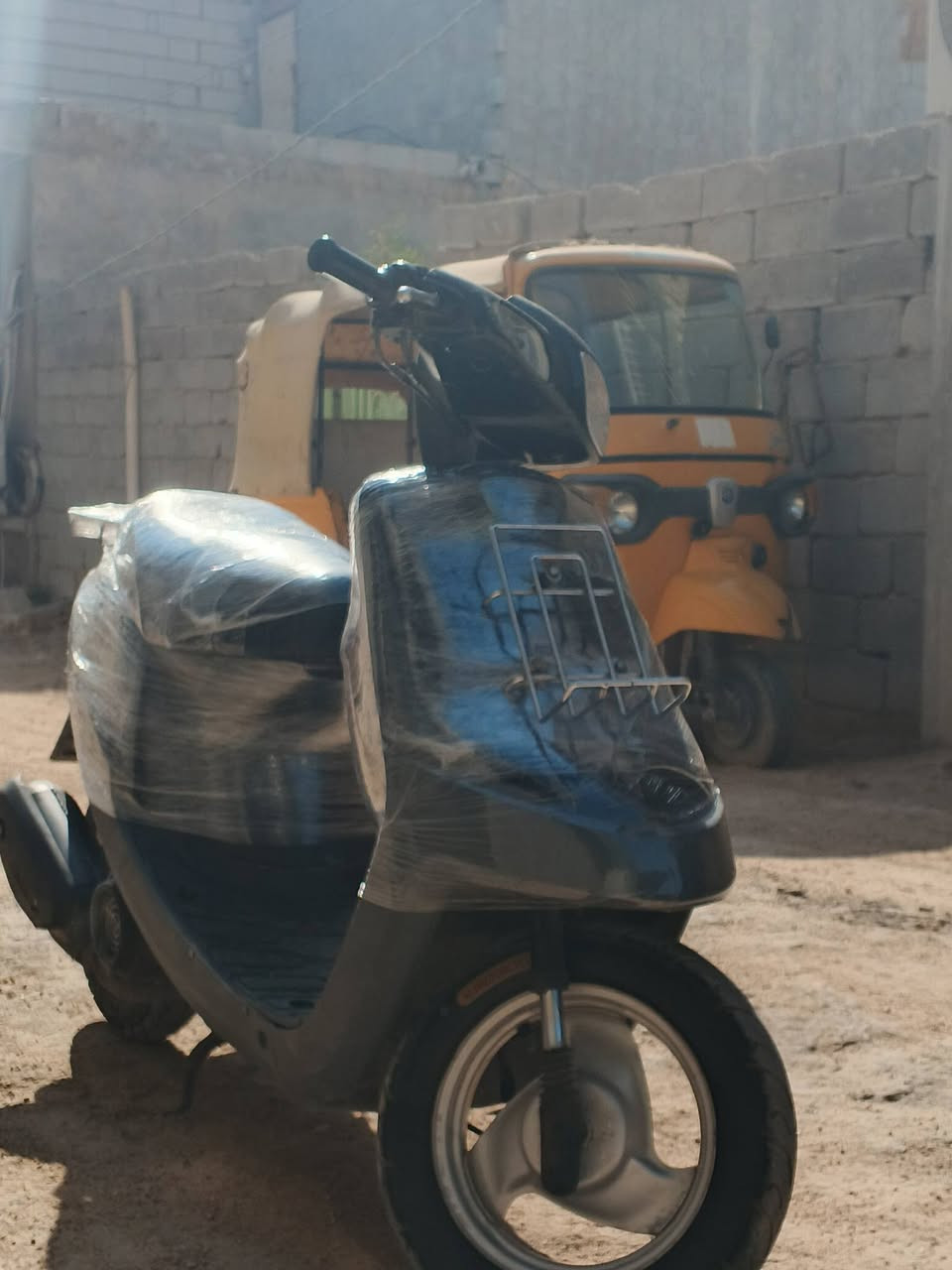 السلام عليكم
للبيع او مراوس 
بطه موديل 2000 دبل سكليتر 
شاصي مكفول
 محرك ناعم يخبل مفتوح مره وحده على ايدي شرط 
كهربائيات كامله سلف لايت بك لايت  
ناقصها بس كلوبات اشاير سعرهن 1000 دينار و هورن 
كفرات بلاديه نضيفه بس الامامي مكسور شويه  
دراجه كامله باتري جديد وكلجات وقايش جدد 
ونواقصها خفايف خارجيه بس 
السعر 325 وبيها مجال بسيط رقمي***********
مكاني كربلاء حي العسكري قرب صيدلية الرونق
