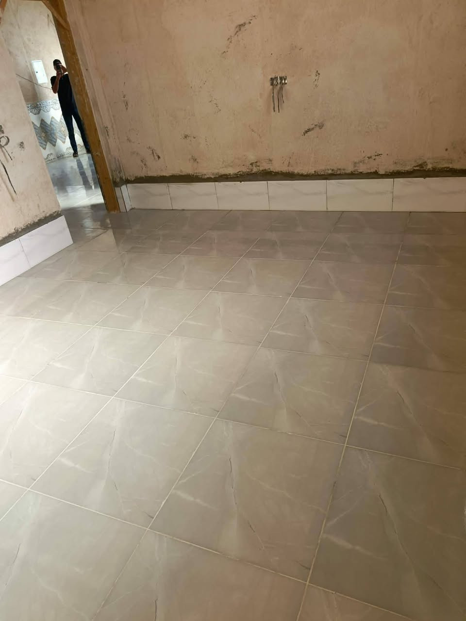 للبيع بيت مساحه ٣٠٠ متر منطقة سيد حبوب شغل درجه اولى اساس كونكريت مكون من غرفتين وصاله ومطبخ وصحيات وبراني ومناور ودرج وبيتونه وحديقه وكراج بناء طابوق فرمستون شغل درجه اولى جاهز للسكن شغل جديد السعر ٤٧ ملايين وبيه مجال للشراي ارضيه بورسلين سيراميك كامل ***********
