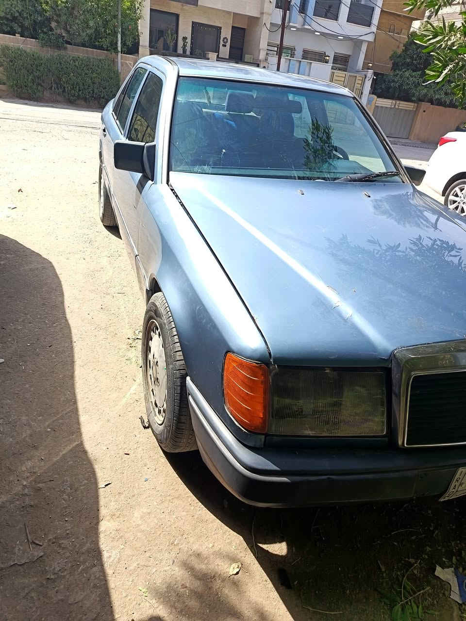 السلام عليكم  للبيع مارسيدس دب  موديل ١٩٨٦ محدثه ١٩٩٢ جاهزه تبريد عاطل بيه شويه ملاحضات باسمي تحويل مباشر السعر ٤٥ وبيه مجال موبايل *********** بغداد والسياره رقمه بغداد
