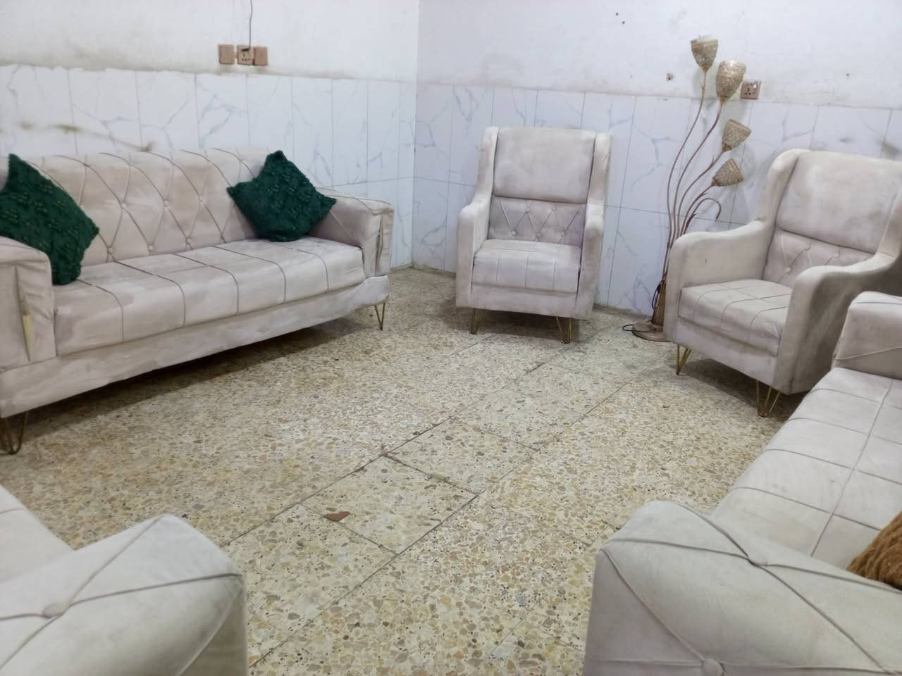 تخم تكمه نظيف جدا 10مقاعد ب225الف وبي مجال المكان الوشاش *********** يوجد توصيل  بكروة يوجد واتس اب
